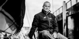 Le skipper de course au large Fabrice Amedeo s'aligne sur les plus grandes courses : Vendée Globe, Route du Rhum, Solitaire du Figaro, Transat Jacques Vabre.