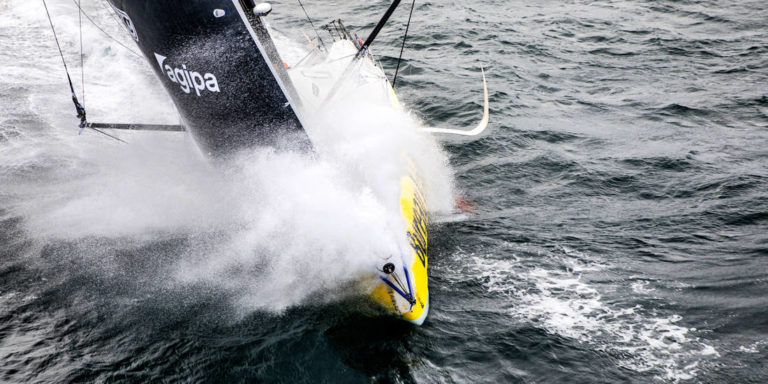 Louis Burton court le Vendée Globe sur bureau vallée