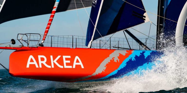 L'Imoca de Sébastien Simon au départ du Vendée Globe