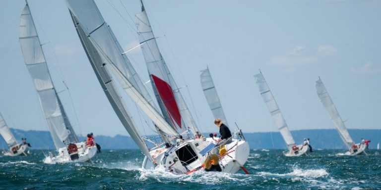 Les bateaux de course ont besoin de collages structuraux sans faille