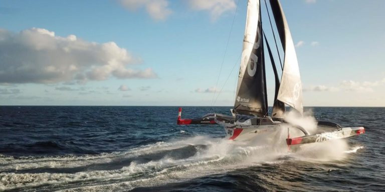 Actual, le trimaran d'Yves Le Blevec, dans la brise