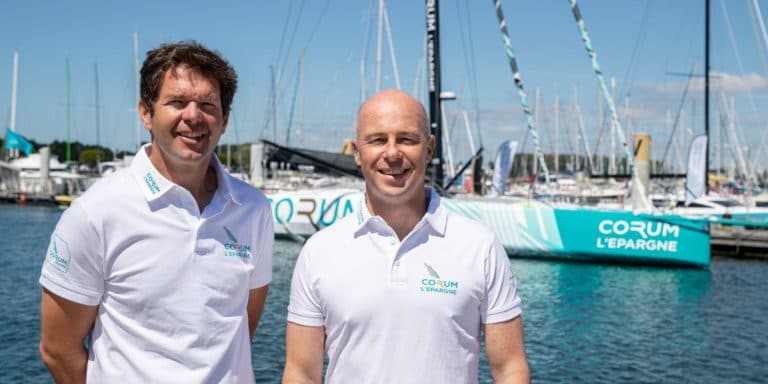 Nicolas Troussel et Frédéric Puzin devant l'Imoca