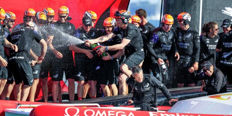 Peter Burling fête la victoire de Team New Zealand